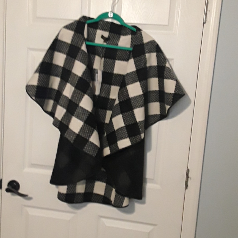 Black and white large checkered Cape size XL